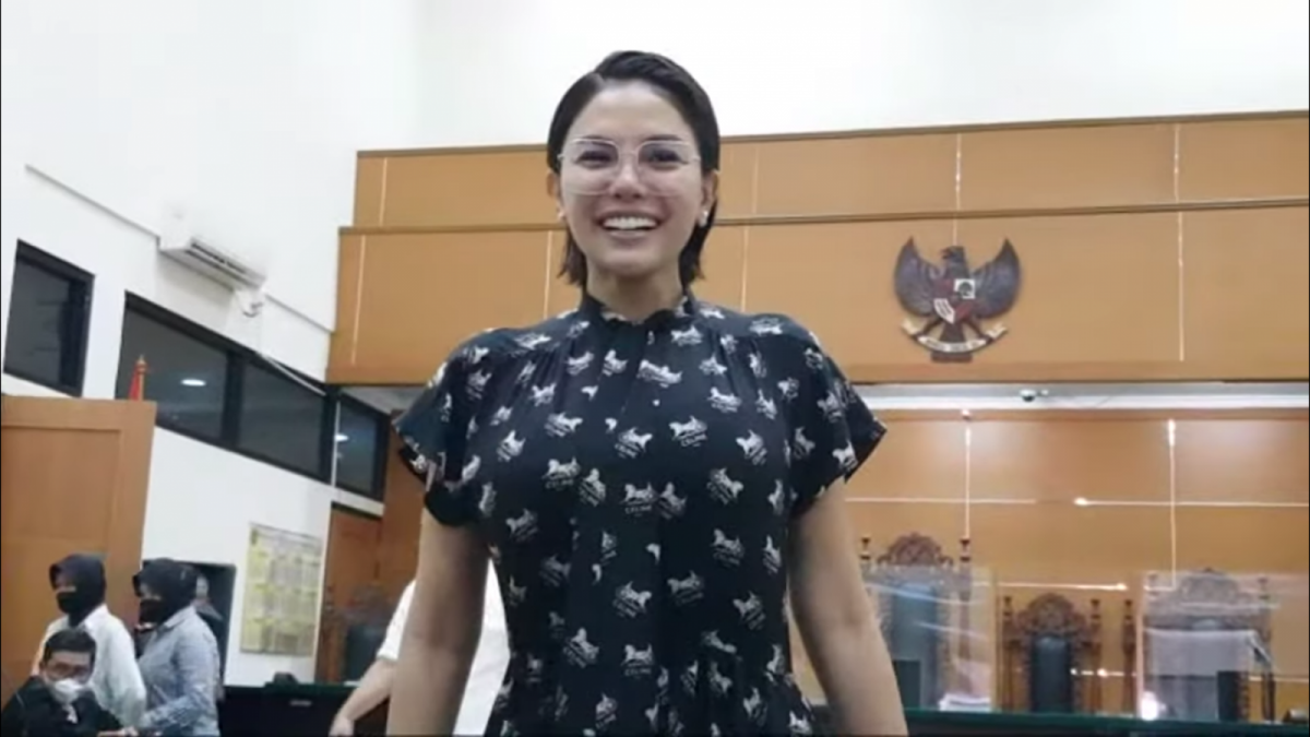 Nikita Mirzani hadir di sidang lanjutan kasus dugaan pencemaran nama baik, Senin (5/12/2022) [YouTUbe Cumicumi]