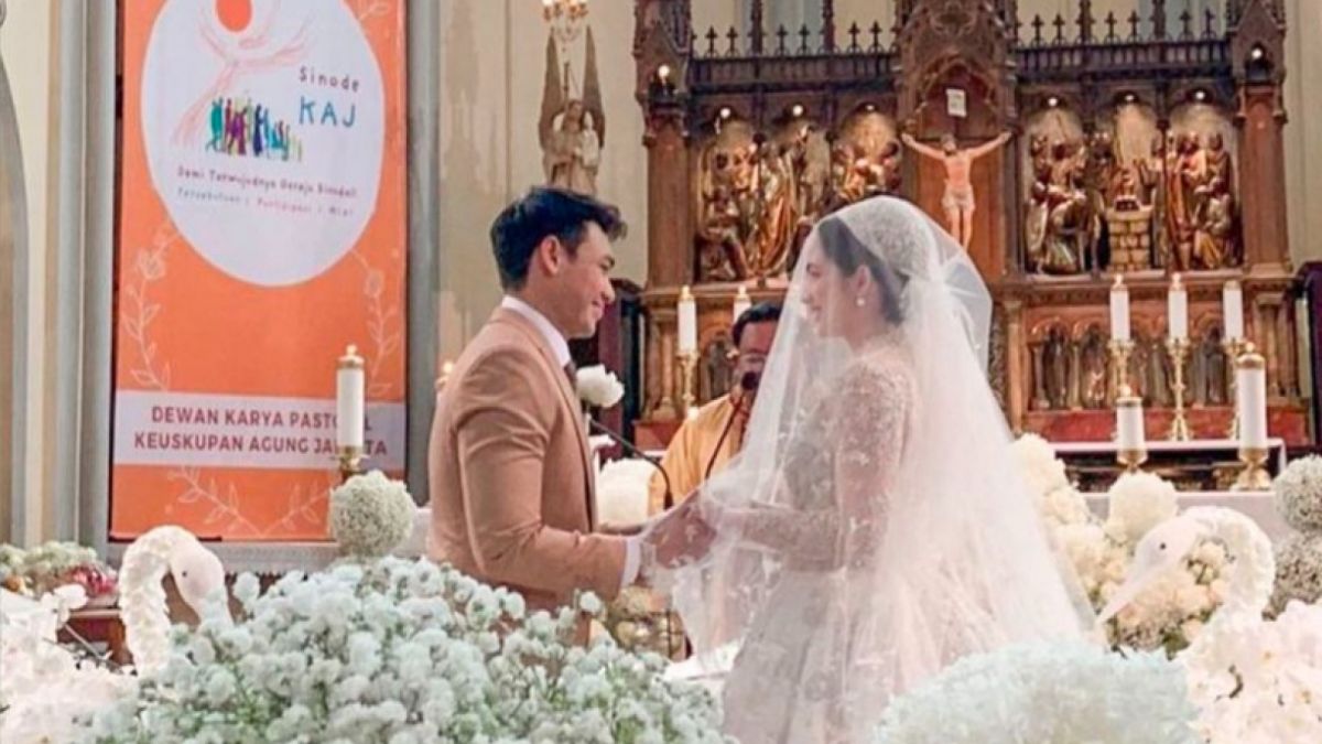 Intip Potret Pernikahan Chelsea Islan dan Rob Clinton, Gaun Putih Sukses Curi Perhatian [Instagram/@tiffnursalim]