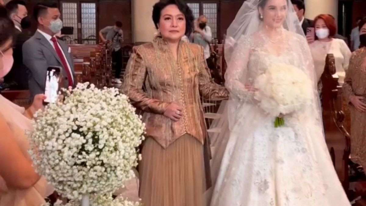 Intip Potret Pernikahan Chelsea Islan dan Rob Clinton, Gaun Putih Sukses Curi Perhatian [Instagram/@tassjaisabelle]