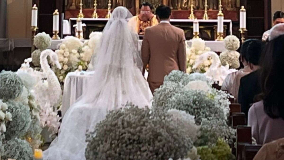 Intip Potret Pernikahan Chelsea Islan dan Rob Clinton, Gaun Putih Sukses Curi Perhatian [Instagram/@tassjaisabelle]