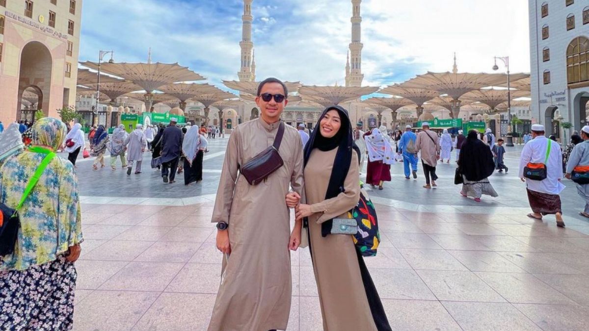 Pasangan Ayu Dewi dan Regi Datau melaksanakan umroh ditengah isu tak sedap yang menimpa rumah tangga mereka [Instagram/mrsayudewi]
