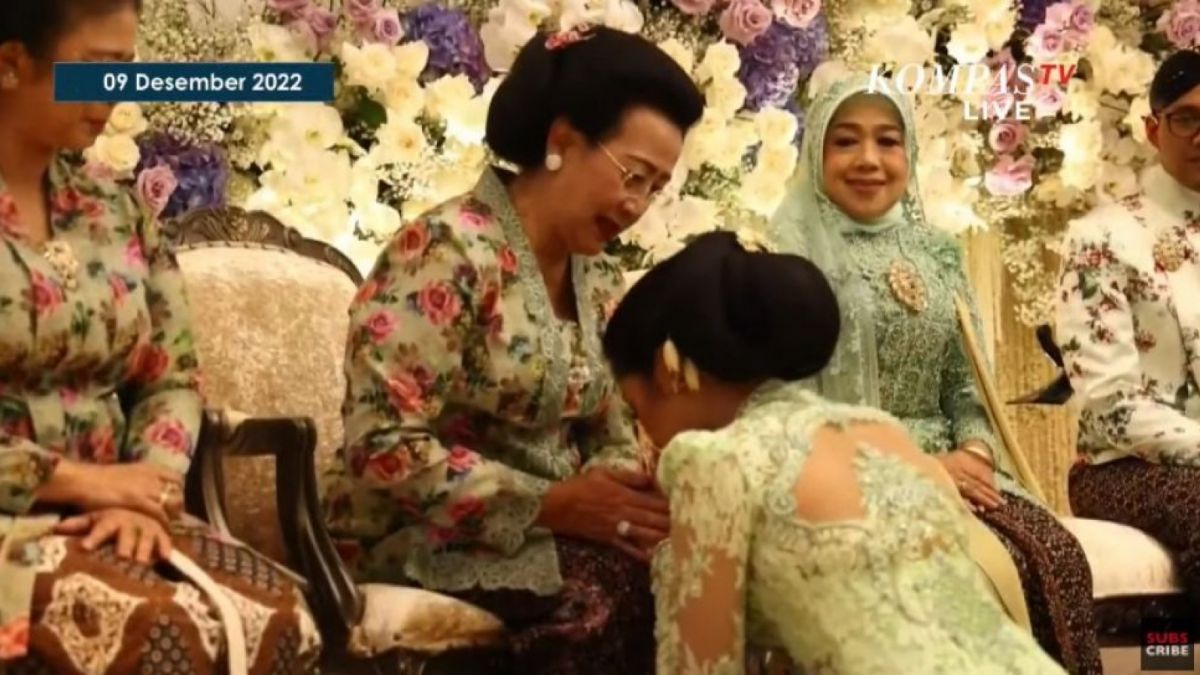 Erina Gudono sungkeman ke GKR Hemas dan KGBRAy Atika Purnomowati [Tangkapan layar Youtube Kompas TV]