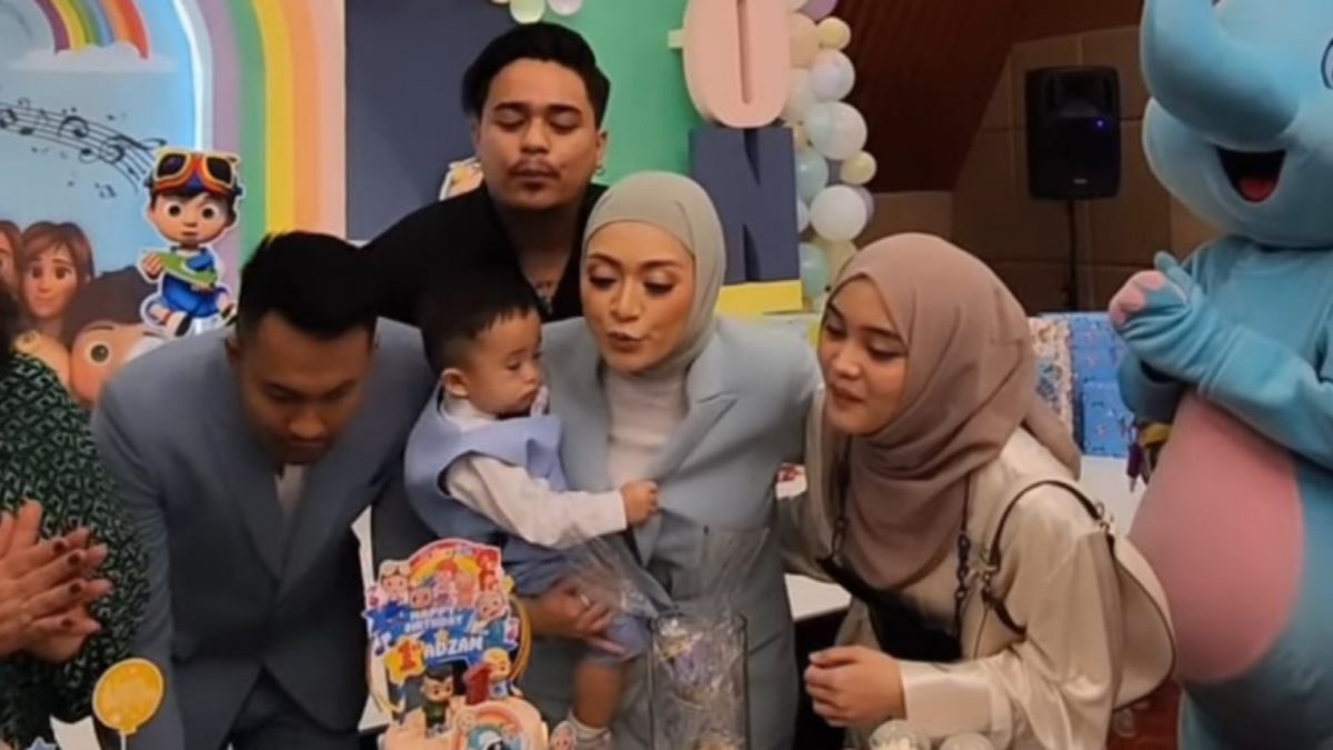 Momen keakraban Nathalie Holscher dan Putri Delina [Tangkap layar Instastory Instagram/@nathalieholscher]