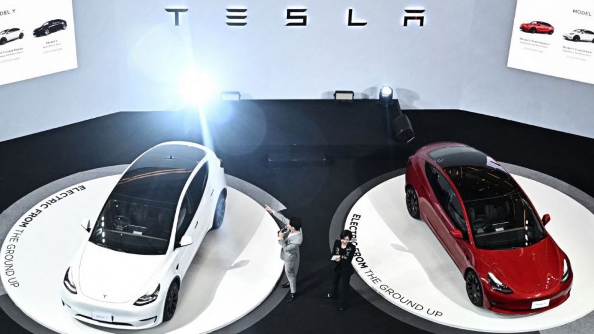 Mobil Listrik Tesla ; Tesla Model Y ; Tesla Model 3 [Lillian SUWANRUMPHA/AFP]