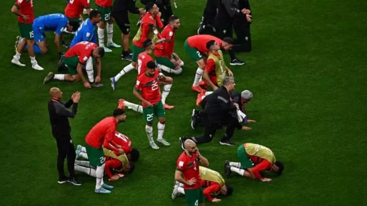 Pemain timnas Maroko bertepuk tangan dan sujud syukur setelah dikalahkan Prancis dalam pertandingan semifinal Piala Dunia 2022 Qatar antara Prancis vs Maroko di Stadion Al-Bayt di Al Khor [Anne-Christine POUJOULAT / AFP.]