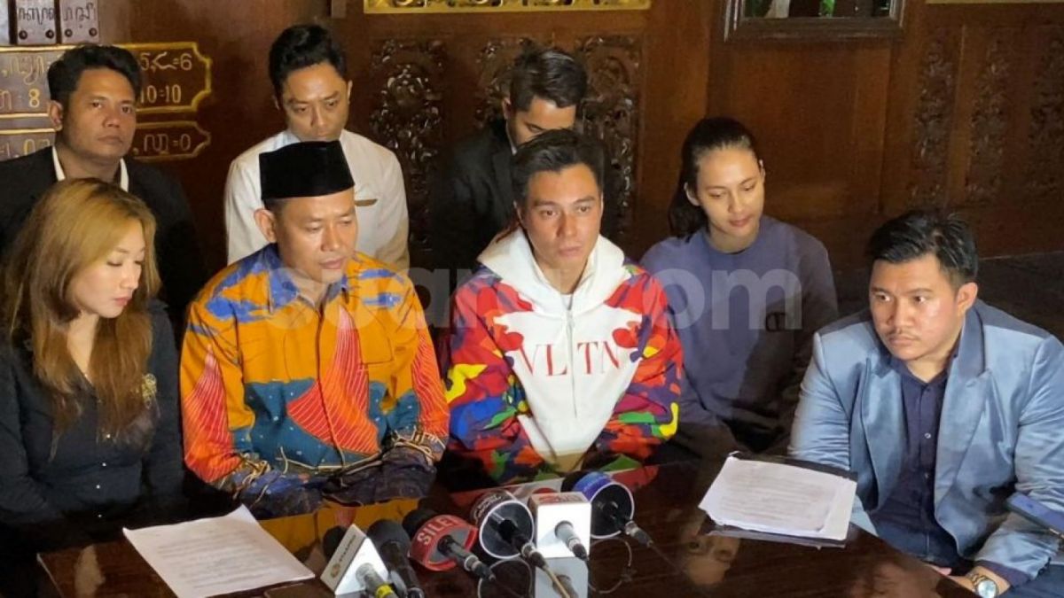 Baim Wong dan Paula Verhoeven telah melakukan mediasi dengan tim pengacara Odie Hudiyanto di kawasan BSD, Tangerang Selatan, Minggu (25/12/2022) [Suara.com/ Adiyoga Priyambodo]