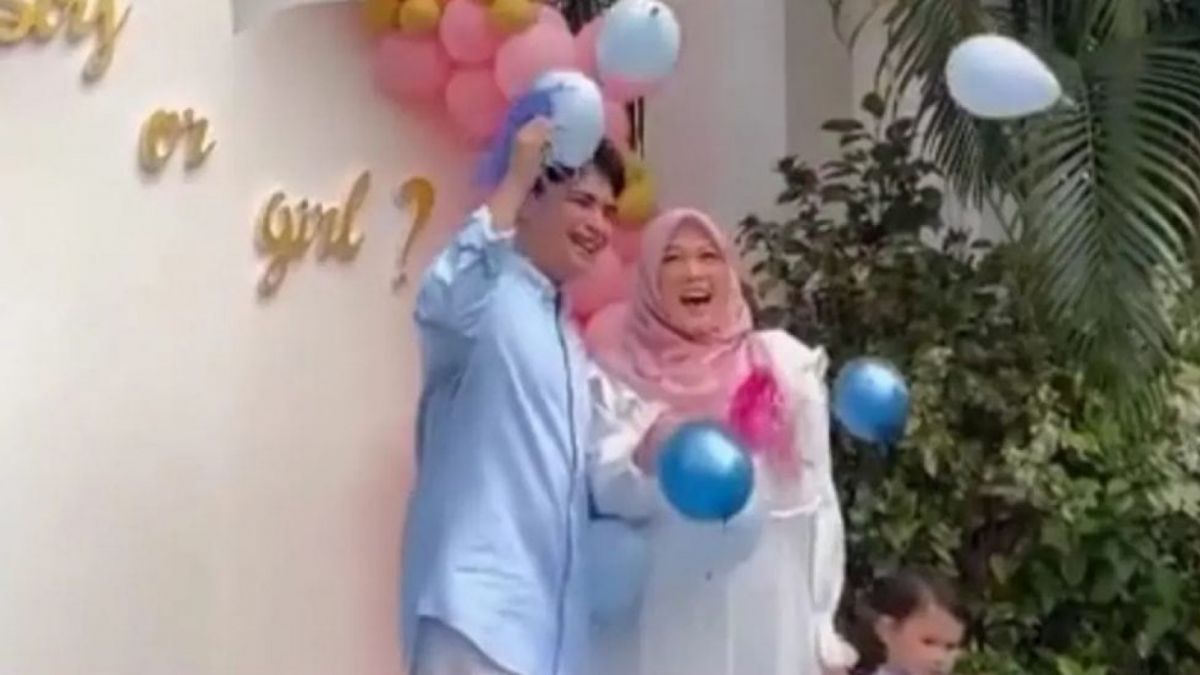 Alvin dan Henny saat acara Gender Reveal [Instagram @rumpi_gosip]