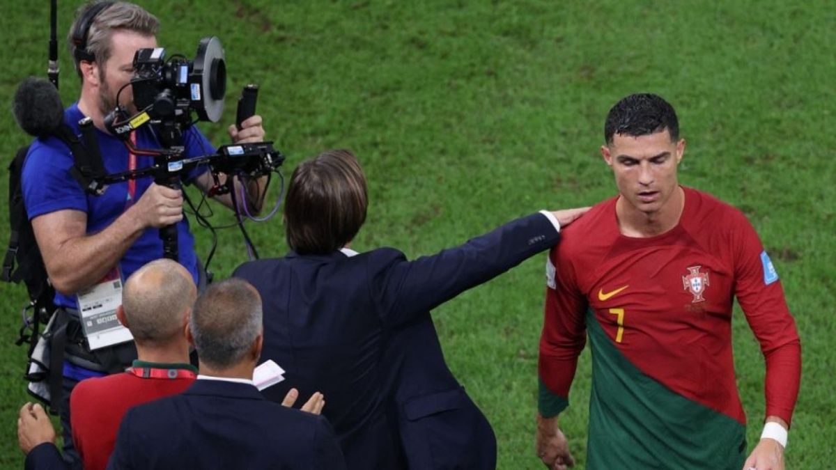 Penyerang Timnas Portugal #07 Cristiano Ronaldo meninggalkan lapangan setelah pertandingan babak 16 besar Piala Dunia 2022 antara Portugal vs Swiss di Stadion Lusail di Lusail, utara Doha pada 6 Desember 2022.ADRIAN DENNIS / AFP.