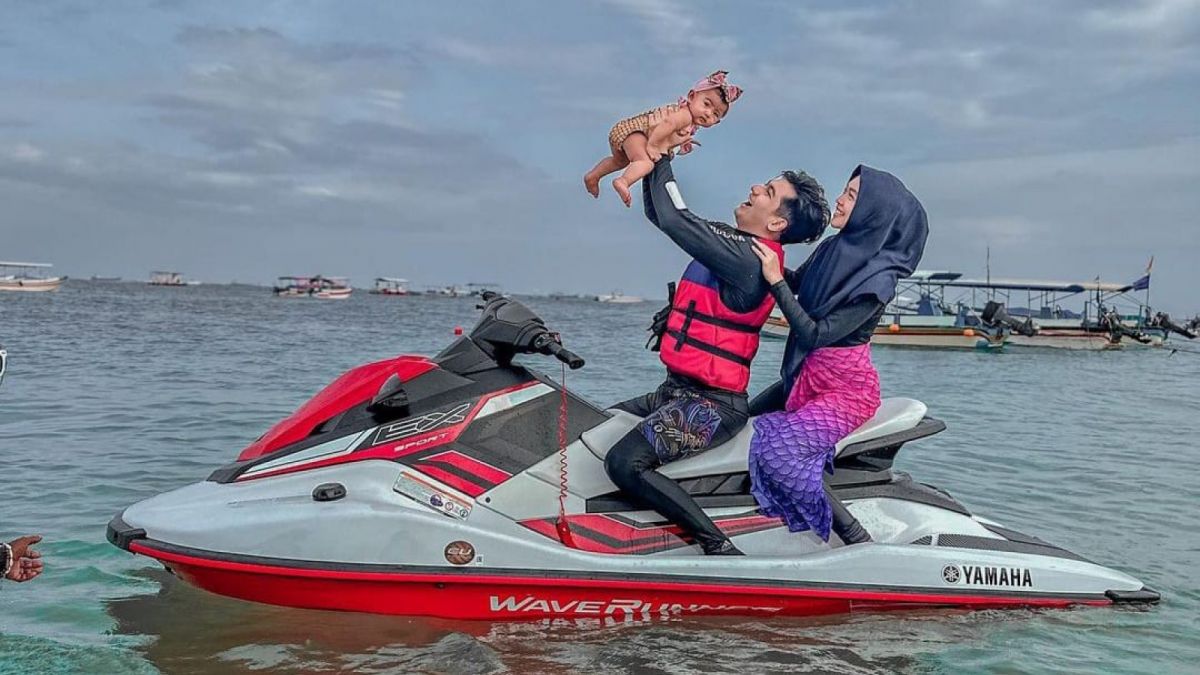 Baby Moana saat diajak naik jetski [Instagram/@riaricis1795]