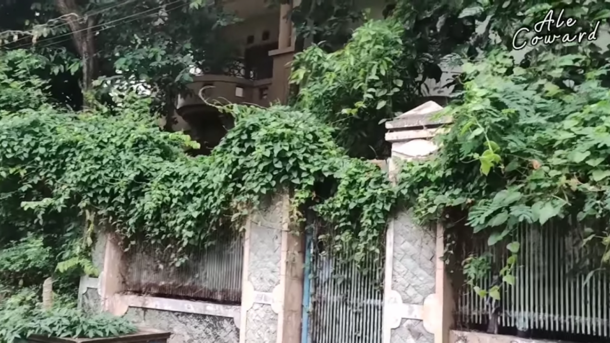 Penampakan rumah yang ditinggali Tiko dan ibunya [YouTube ALE Coward]