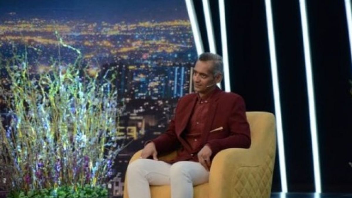 Amir saat menjadi bintang tamu di salah satu stasiun TV Iran [Instagram/@mirfarrokhhashemiyan]