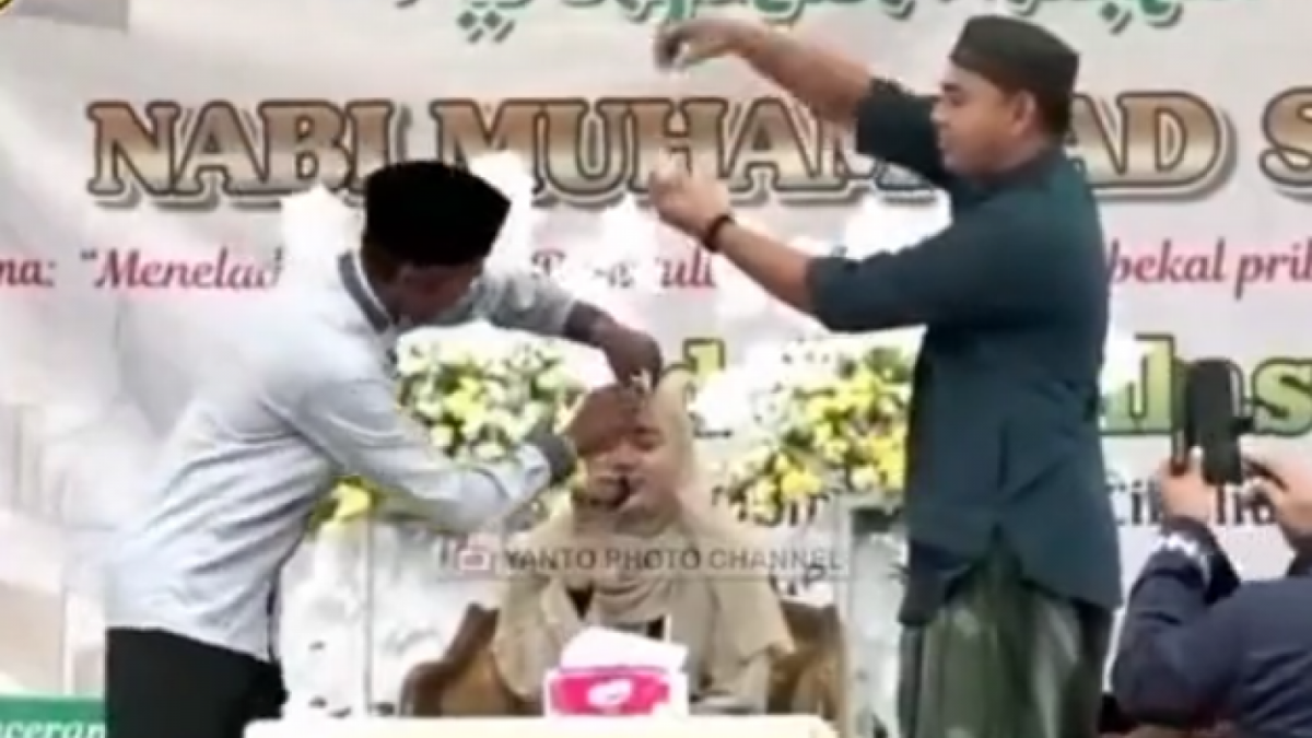 Ustazah Nadia Hawasyi disawer saat mengaji di atas panggung [Twitter]