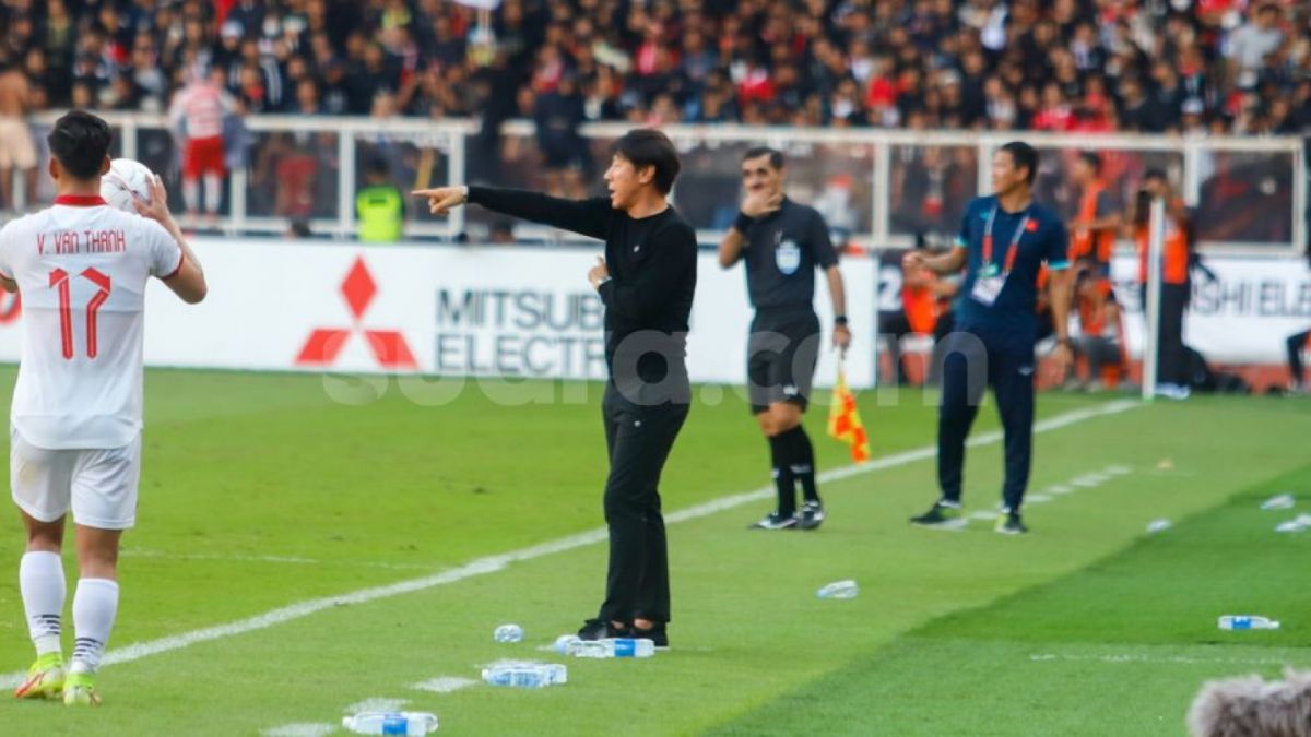 Shin Tae-yong, saat laga Timnas Indonesia vs Vietnam dalam leg kedua semifinal Piala AFF 2022 [Suara.com/Alfian Winanto,]