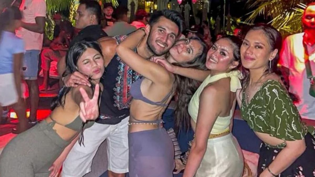 Wulan Guritno dan Sabda Ahessa berpelukan saat foto bersama teman-teman [Instagram/@wulanguritno]