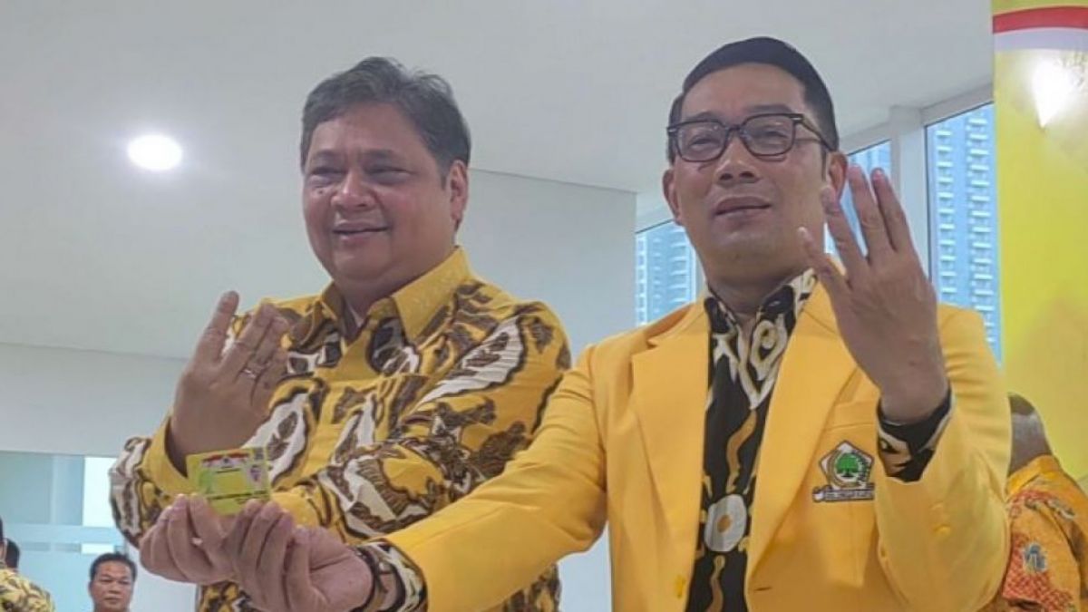 Ketua Umum (Ketum) Partai Golkar Airlangga Hartarto (kiri) dan Gubernur Jawa Barat Ridwan Kamil (kanan) di Kantor DPP Partai Golkar, Jakarta, Rabu (18/1/2023). [ANTARA/Melalusa Susthira]