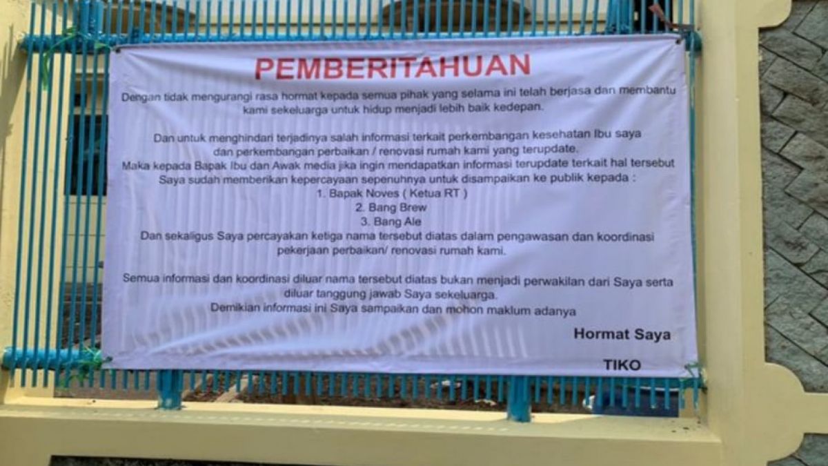 Spanduk pengumuman di pagar rumah Tiko [Istimewa]