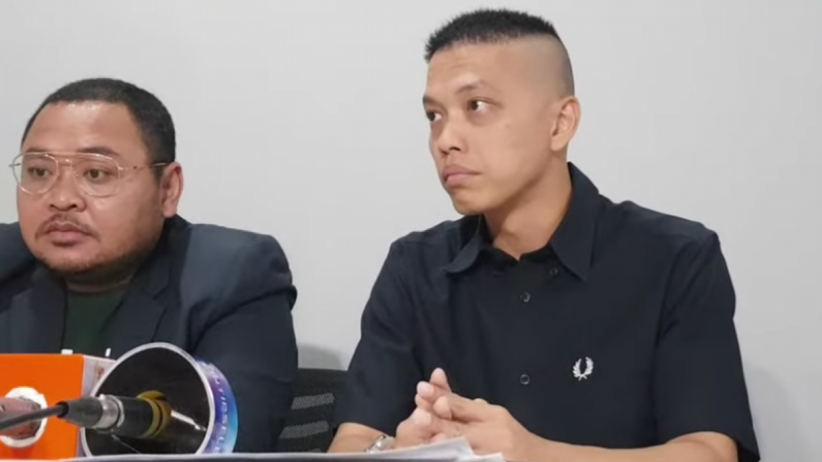 Pengacara Rizky Billar dan Lesti Kejora, Sadrakh Seskoadi (kanan) saat menggelar konferensi pers di kawasan Srengseng, Jakarta Barat, Jumat (20/1/2023) [YouTube Cumicumi]