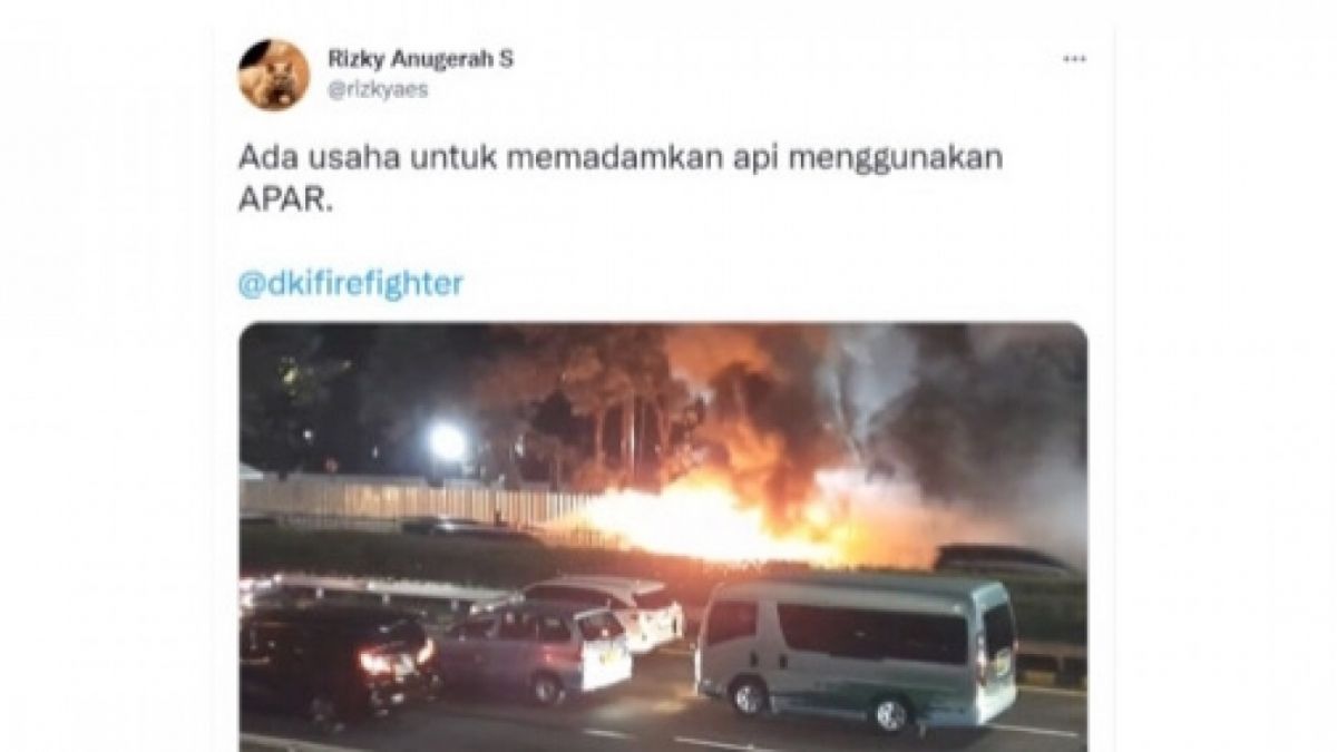 Usaha pemadaman api pada mobil yang terbakar terus dikerahkan. [Twitter/@rizkyaes]