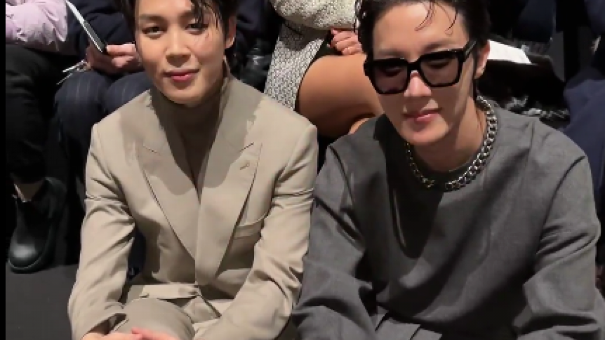 Jimin BTS duduk bersebelahan dengan J-Hope [Twitter/@VOGUEIndia]