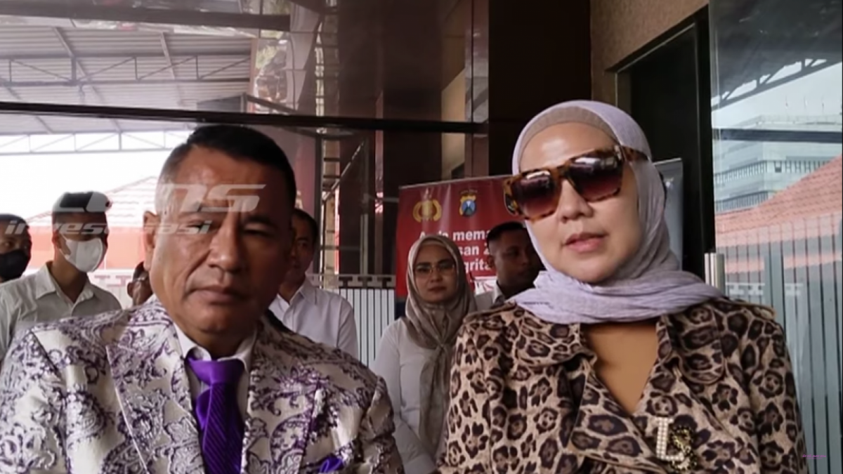 Venna Melinda didampingi Hotman Paris mendatangi Mapolda Jawa Timur untuk melakukan BAP tambahan [YouTube Intens Investigasi]
