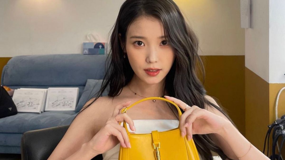 Potret IU dengan tas gucci [Instagram/@dlwlrma]