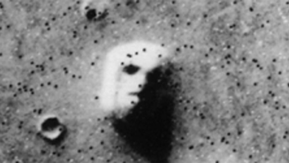 Bayangan karena sudut Matahari yang rendah menciptakan ilusi wajah manusia dalam gambar yang diambil oleh pesawat luar angkasa Viking 1 milik NASA pada tahun 1976. [NASA/JPL-Caltech]