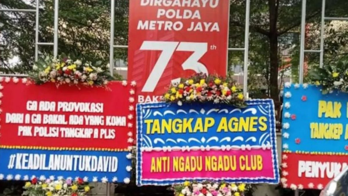 Karangan bunga untuk polisi [Twitter @habibthink]