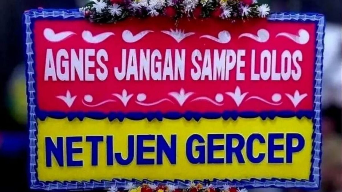 Karangan bunga untuk polisi [Twitter @habibthink]