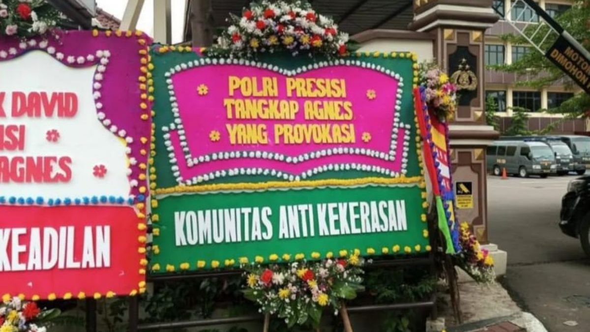 Karangan bunga untuk polisi [Twitter @habibthink]