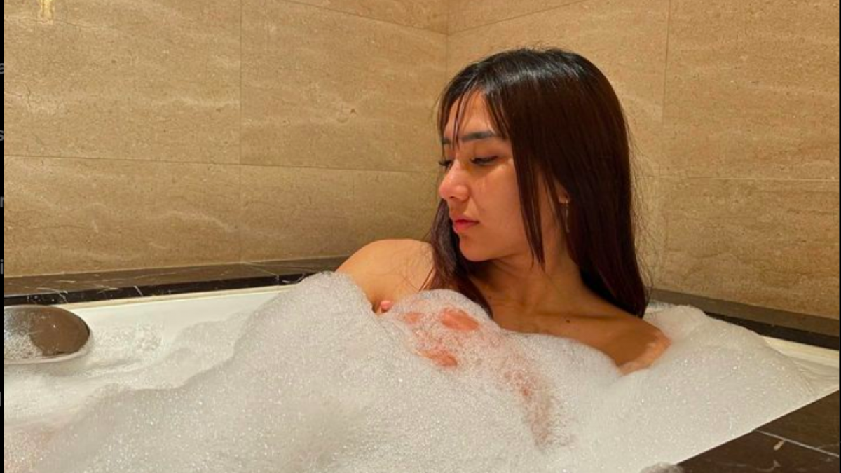 Yolla Yuliana menikmati momen dirinya berendam di bathtub [Instagram]