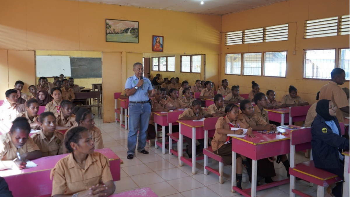 Penyampaian materi Hukum oleh Daniel Sim Ayomi [Dok.pri]