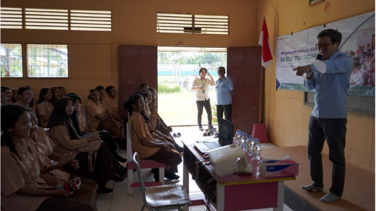 Sambutan Park Jibae kepada siswa di SMPN Satu Atap Camp 19 [Dok.pri]