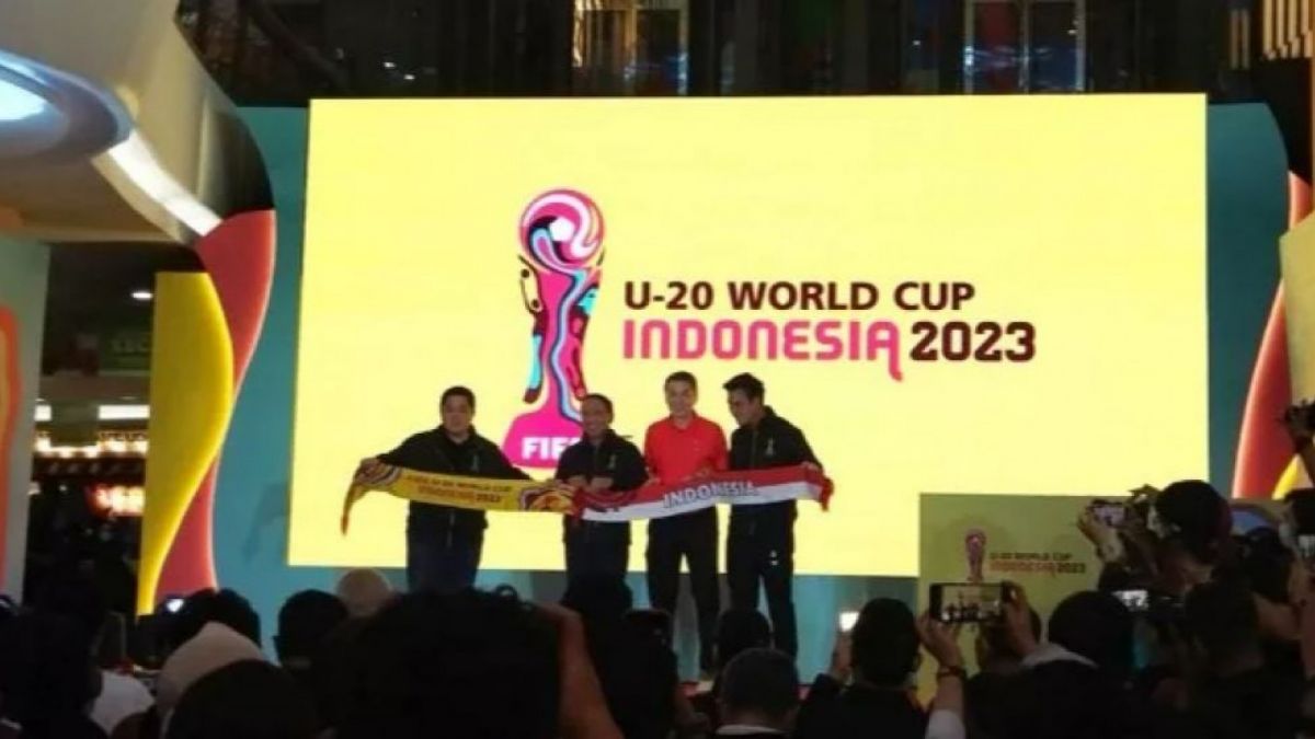 Peluncuran merchandise resmi Piala Dunia U-20 2023 oleh Ketua Umum PSSI Erick Thohir, Menpora Zainudin Amali, dan Mochtar Sarman selaku CEO Juara [Dok. PSSI]