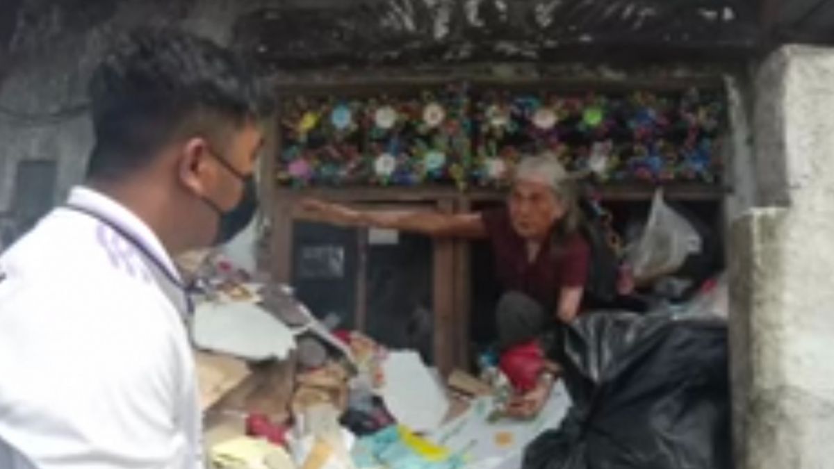 Viral, Nenek Suliwati Puluhan Tahun Tinggal Sebatang Kara Dalam Rumah Penuh Sampah [YouTube Bang Brew TV]