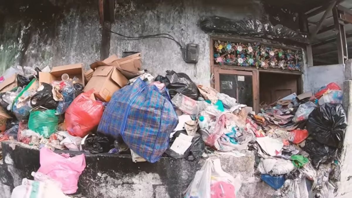kondisi rumah Suliwati sebelum dibersihkan, penuh tumpukan sampah [Tangkapan layar YouTube Manise TV]