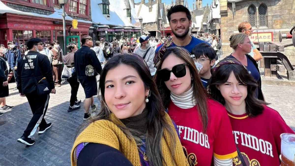 Selain bersama Sabda, Wulan juga mengajak ketiga anaknya [Instagram/@wulanguritno]