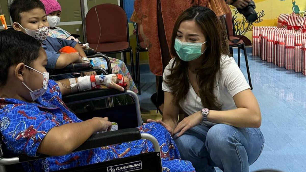 Nikita Willy berbincang dengan pasien anak [Instagram/@nikitawillyofficial94]
