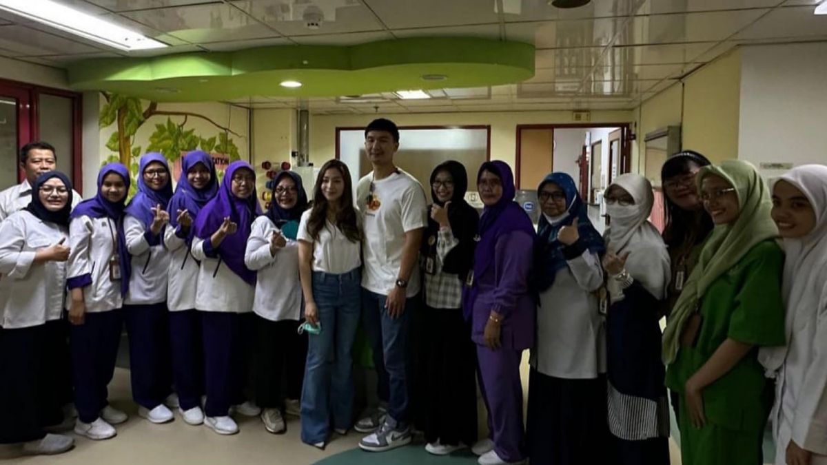 Nikita Willy, Indra Priawan dan seluruh jajaran staf rumas sakit [Instagram/@nikitawillyofficial94]