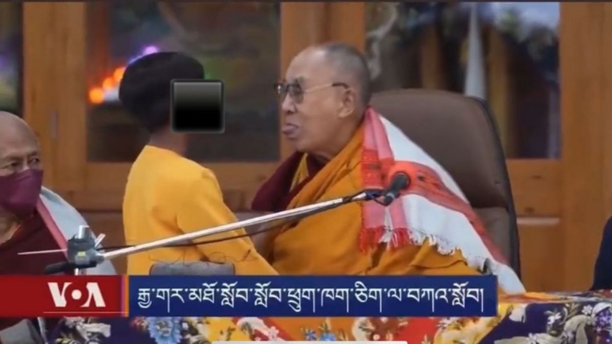 Aksi Dalai Lama Mencium Bocah Laki-laki di bawah umur (Dok. Twitter)
