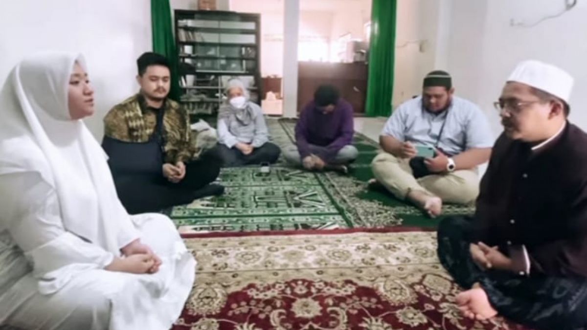 Prosesi mualaf Nadya Holscher [Instagram/@nathalieholscher]