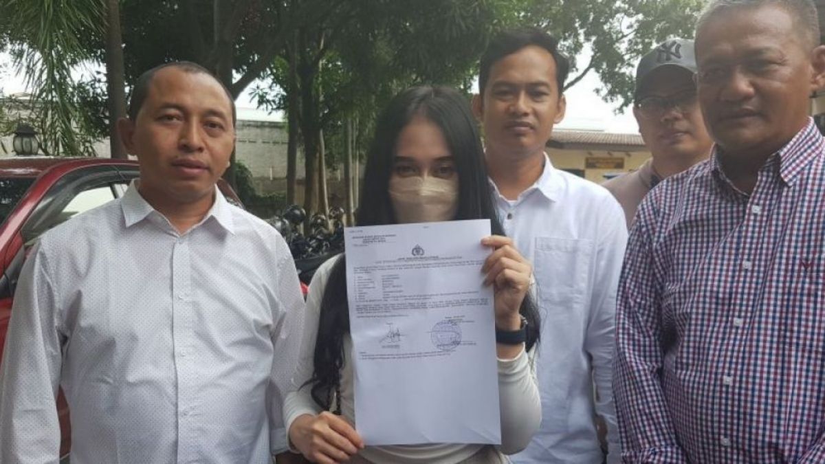 Korban AD (24), karyawati di Cikarang, Bekasi menunjukkan bukti laporan kepolisian [ANTARA/Pradita Kurniawan Syah]