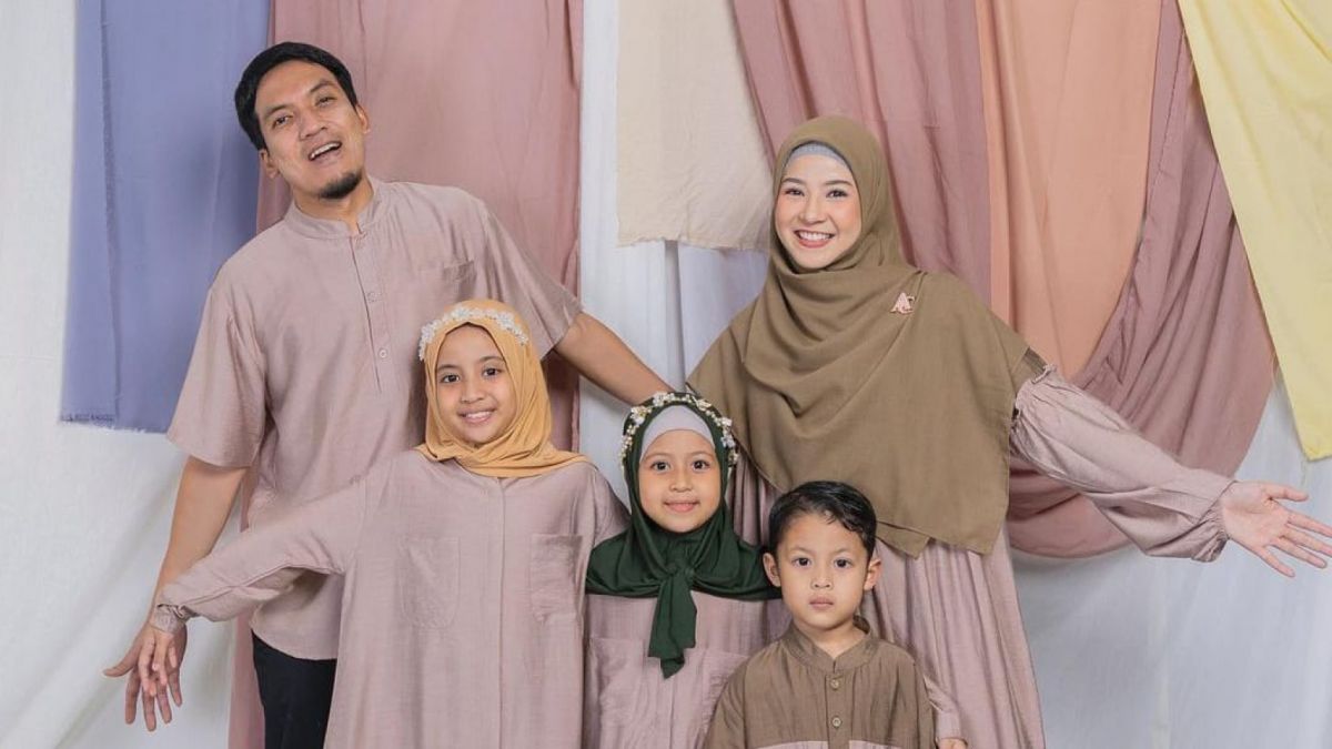 Desta dan Natasha bersama ketiga anak mereka [Instagram/@natasharizkynew]
