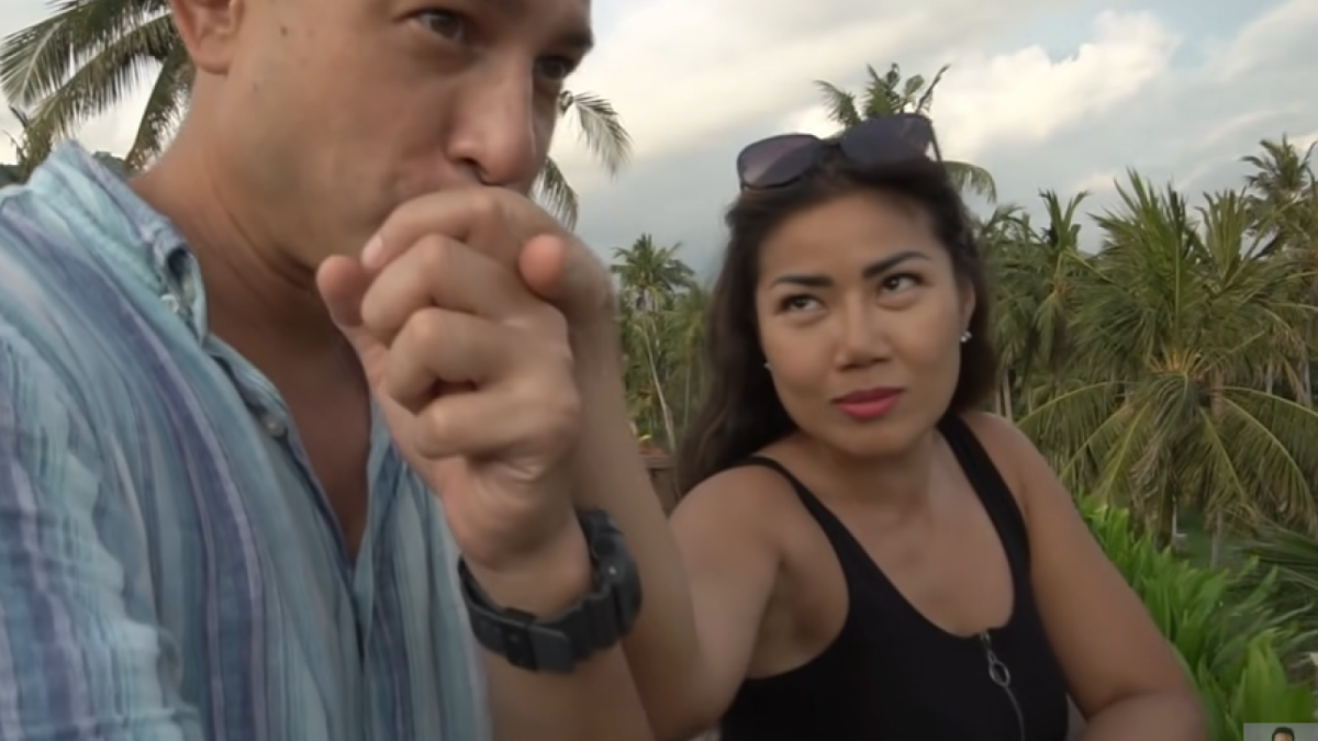 Ari Wibowo dan Inge Anugrah pamer kemesraan saat liburan di Bali di awal tahun 2021. [Tangkapan layar YouTube Ari Wibowo]