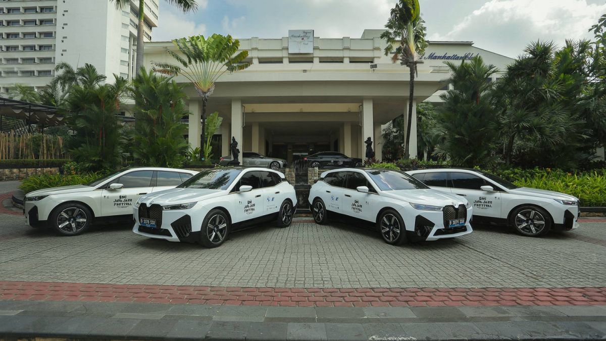 BMW hadirkan kendaraan listrik premium terbarunya BMW iX xDrive40 dan sedan-sedan mewahnya: BMW 520i M Sport dan BMW 730 Li M Sport. [BMW Indonesia]