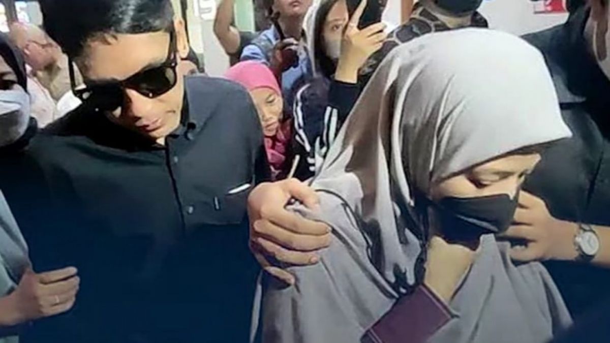 Desta dan Natasha Rizky saat hadir di sidang perdana perceraian [Tangkap layar TikTok @Silvianuraeni]