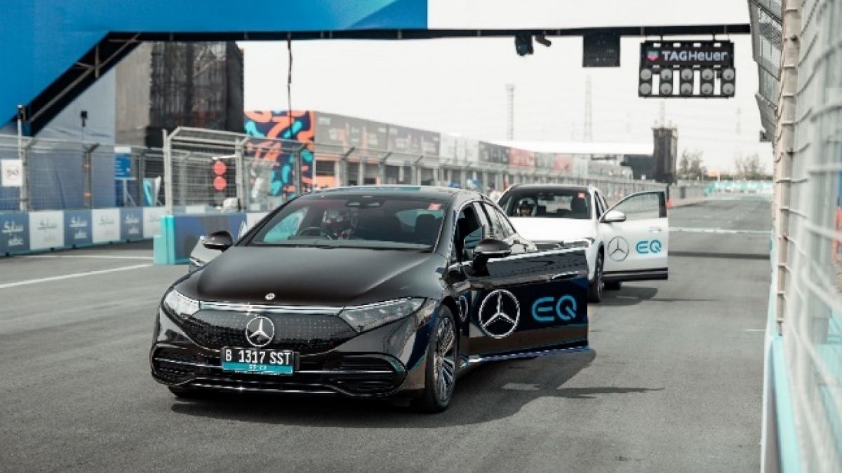 Mercedes-Benz beri dukungan ajang Jakarta E-Prix dengan menghadirkan lini kendaraan full-electric Mercedes-EQ yang terdiri dari Mercedes-EQS, EQE, EQA, dan EQB. [Mercedes-Benz Indonesia]