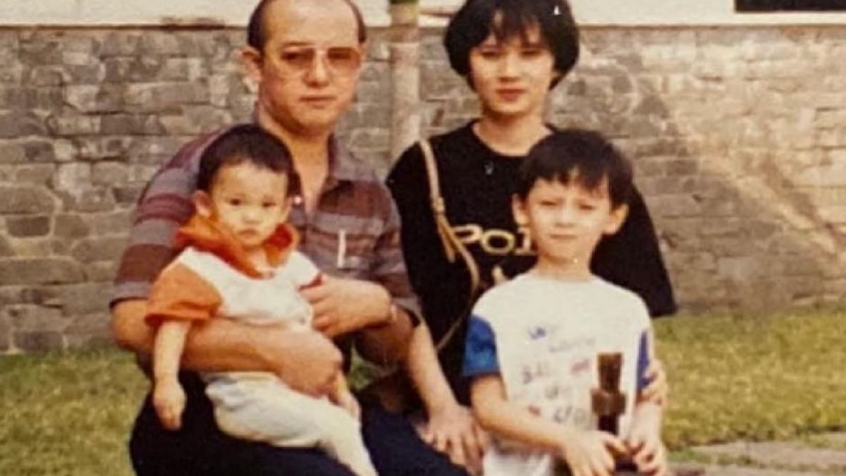 Inara Rusli (paling kecil) saat bersama kakak, ayah dan ibunda. [Instagram @mommy_starla]