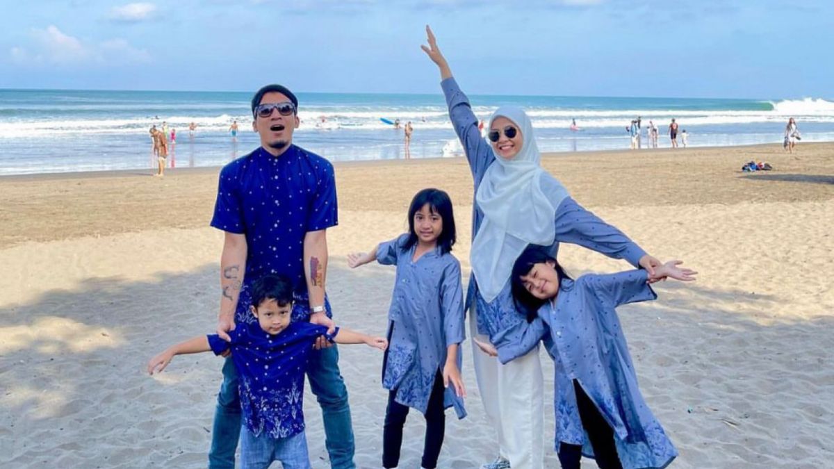 kebersamaan Desta, Caca dan ketiga anak mereka [Instagram/@desta90s]