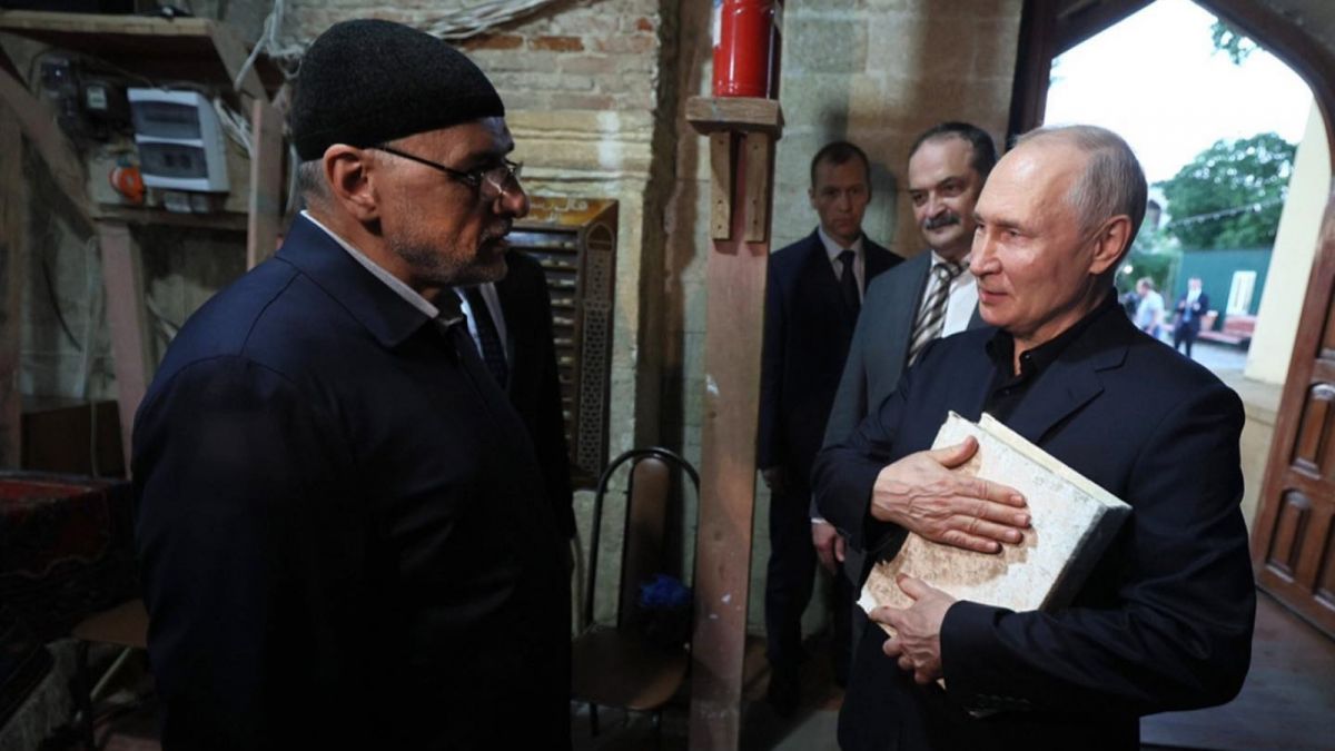 Vladimir Putin diberi Alquran oleh pengurus Masjid Juma Derbent. [Instagram @russian_kremlin]