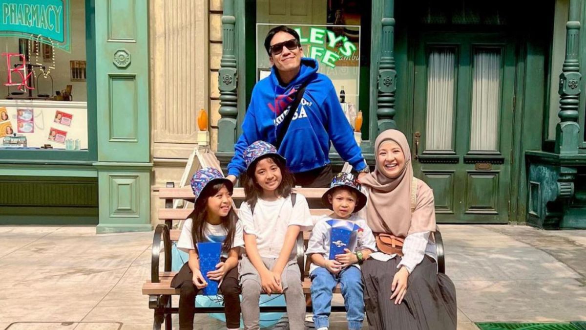 Desta, Natasha Rizky dan ketiga anaknya saat liburan bersama [Instagam/@desta80s]